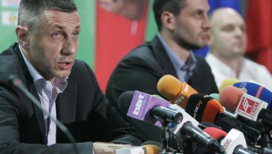 Оперетата с оставките продължава