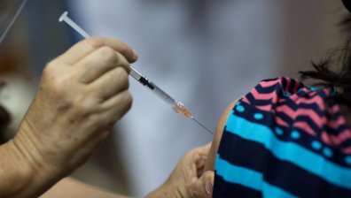 Бедните страни отчаяно се нуждаят от ваксини, a Великобритания похаби стотици хиляди?