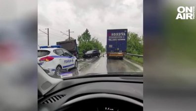 Служители на НСО са ранени в катастрофа с тежкотоварен автомобил