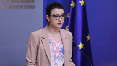 Лена Бориславова публикува "Радеви уроци как да спънеш редовното правителство"