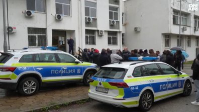 "Гавра и бой с боксови ръкавици": Близки на отвлечения глухоням мъж в Габрово излязоха на протест