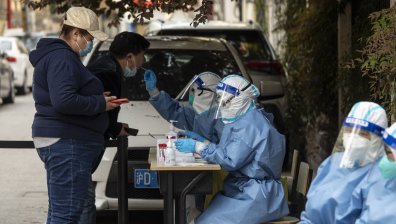 Хилядите заразени в Китай върнаха страната в началото на пандемията