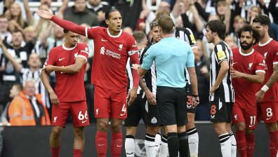 ФА обвини Върджил ван Дайк, че се е държал по "неприемлив начин" на мача с "Нюкасъл" 