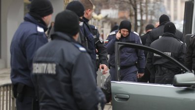 Мъж намушка в гръб дете в Пловдив, посрещна полицаите с два ножа