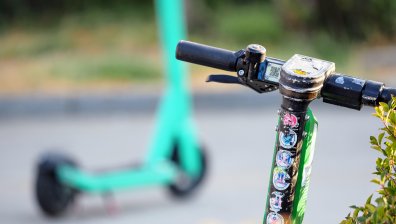 Две деца пострадаха при катастрофа между електрическа тротинетка и кола