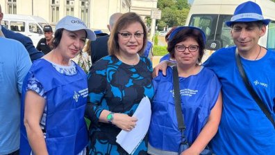 Нинова пред протестиращите: Няма да се откажем от битката да увеличим заплатите ви