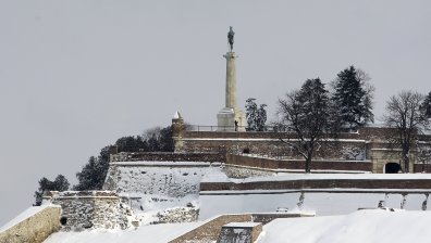 Хаос след силен снеговалеж в Сърбия, Албания мобилизира армията