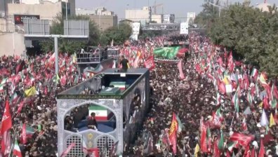 Милиони иранци заляха Техеран за погребението на Али Хаменей (ВИДЕО+СНИМКИ)