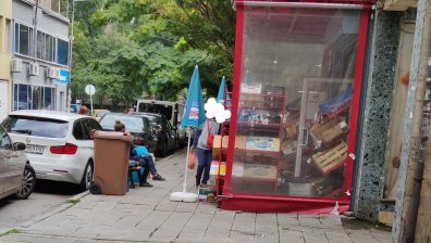 От HelpBook: Кашони, чадъри, кош за боклук ежедневно запушват тротоар в София
