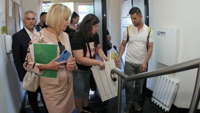 Манолова докара радиатори в КЕВР, иска рестарт на преговорите с "Газпром"