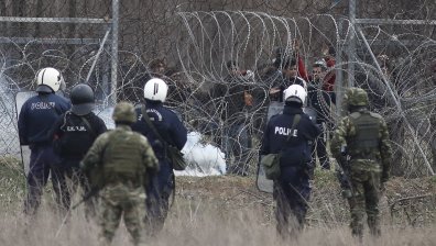 Расте напрежението на гръцко-турската граница, стреляли по мигранти (обновена)