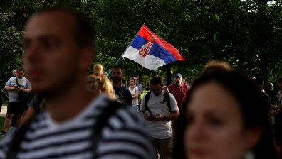 Многохилядните протести в Белград не спират, атакуваха и сграда на телевизия