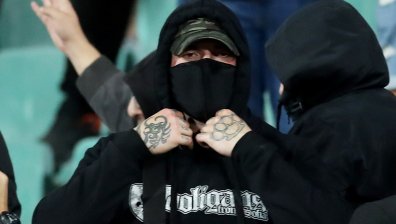 Български ултраси с маски и качулки на мача с Англия