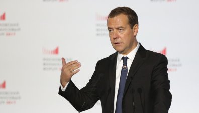 Медведев: Европа, готви се за недостиг на храна и насилие от украинските бежанци