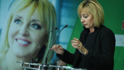 Какво свърши Манолова в политиката през годините?