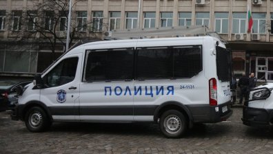 В центъра на Дупница: Мъж открадна автомобил с малолетни деца в него