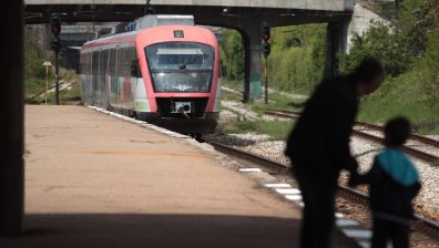 Деца пътуват безплатно с влак с пари от държавния бюджет, големи намаления за групи