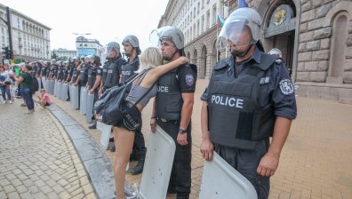 Полицаите в Триъгълника на властта свалиха шлемовете си