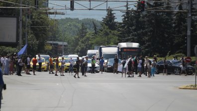 Протестиращи блокираха възлови кръстовища в София