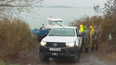 Водолази, лодки, сонари, дронове... Но от рибарите няма и следа
