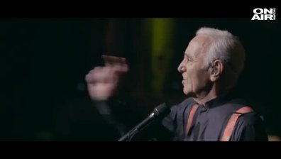Червен килим и специален театрален декор за концерта на Шарл Азнавур