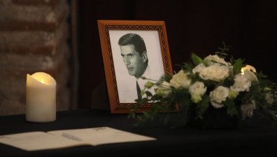 Десетки дойдоха в църквата "Св. София" да изпратят Жорж Ганчев (СНИМКИ)