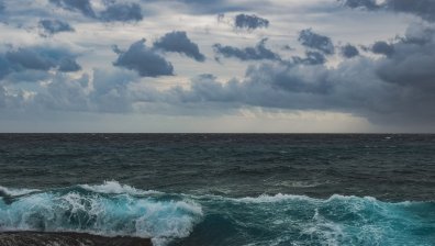 Облачно начало на септември с червен код за опасно време по морето