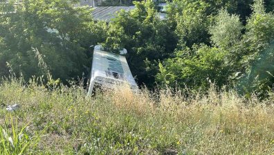 Инцидент в Стара Загора: Автобус падна в канавка, пострадал е водачът