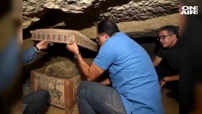 Археолози откриха край Кайро саркофази на над 2500 години