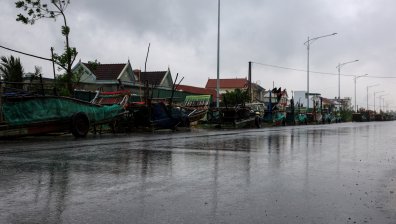 Рекордни валежи наводниха Виетнам и оставиха хиляди без домове