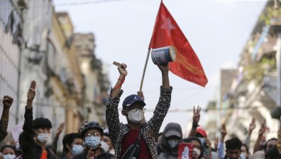 Недоволството не стихва, хиляди протестират срещу военния преврат в Мианмар