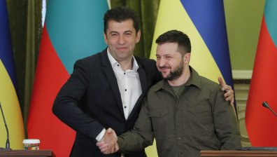 Наградиха служителите на НСО, пазили Кирил Петков в Киев