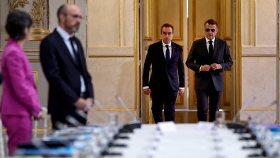 Горещото време във Франция не свали правителството с вот на недоверие