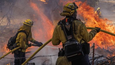 Евакуираха цял град в САЩ заради пожар, пламъците погълнаха най-малко 20 постройки