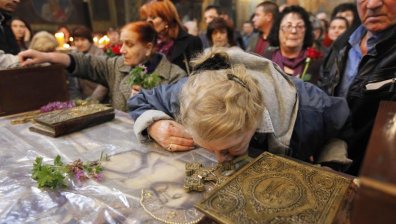 Стотици вярващи се стичат в църквите на Разпети петък