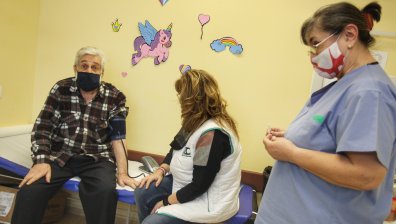 Министър Кацаров нареди джипитата да ваксинират хора извън пациентските им листи