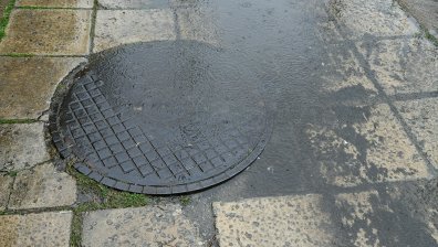 Мъж падна в шахта в центъра на София