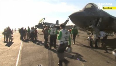 F-35 извърши първото си кацане на самолетоносач