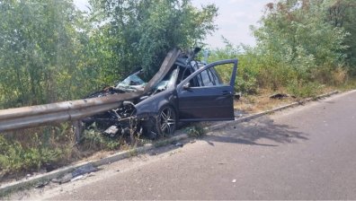 Катастрофа с пиян шофьор край Казанлък, младежи оцеляха по чудо