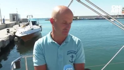 Мощна буря изхвърли мъж зад борда, с риск за живота си група приятели му помогнаха