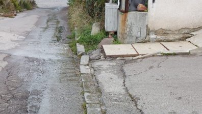 За пореден път вода се лее от спукана тръба в кв. "Симеоново"