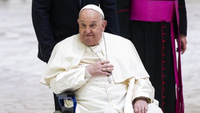 Папа Франциск нарани дясната си ръка след падане в резиденцията си