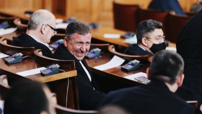 Над закона? Ето кои депутати започнаха работа без маска в НС (+СНИМКИ)