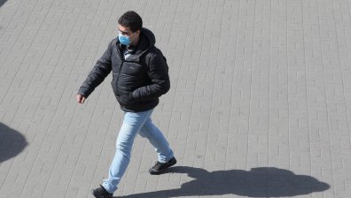 Мъж с хирургическа маска обра банка в Атина