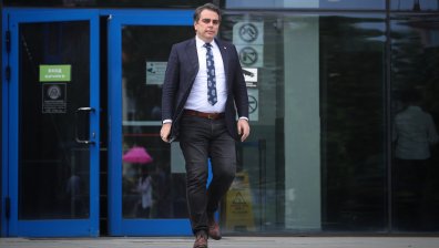 Не дадоха на Асен Василев да гласува, заличен е от избирателните списъци