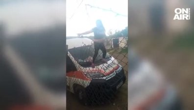 Явно няма дъно в България: Жена играе кючек върху линейка (+ВИДЕО)