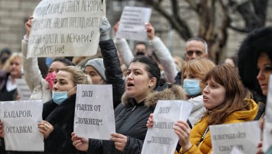 Протест пред МЗ на лекари и студенти от болница "Лозенец" 
