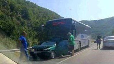 Кола и автобус се удариха край Благоевград, полицаи отбиват трафика