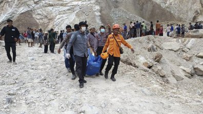 Над 13 загинали при срутване във варовикова кариера в Индонезия