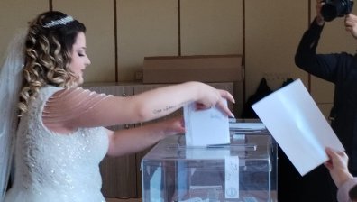 Младоженци от Благоевград гласуваха и после се венчаха